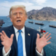 Trump apertura estrecho — Donald Trump se expresa ante un fondo que muestra una gran cantidad de buques en una zona costera. Foto de: Perú21