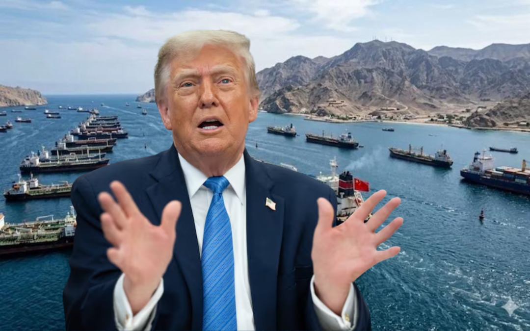 Trump apertura estrecho — Donald Trump se expresa ante un fondo que muestra una gran cantidad de buques en una zona costera. Foto de: Perú21