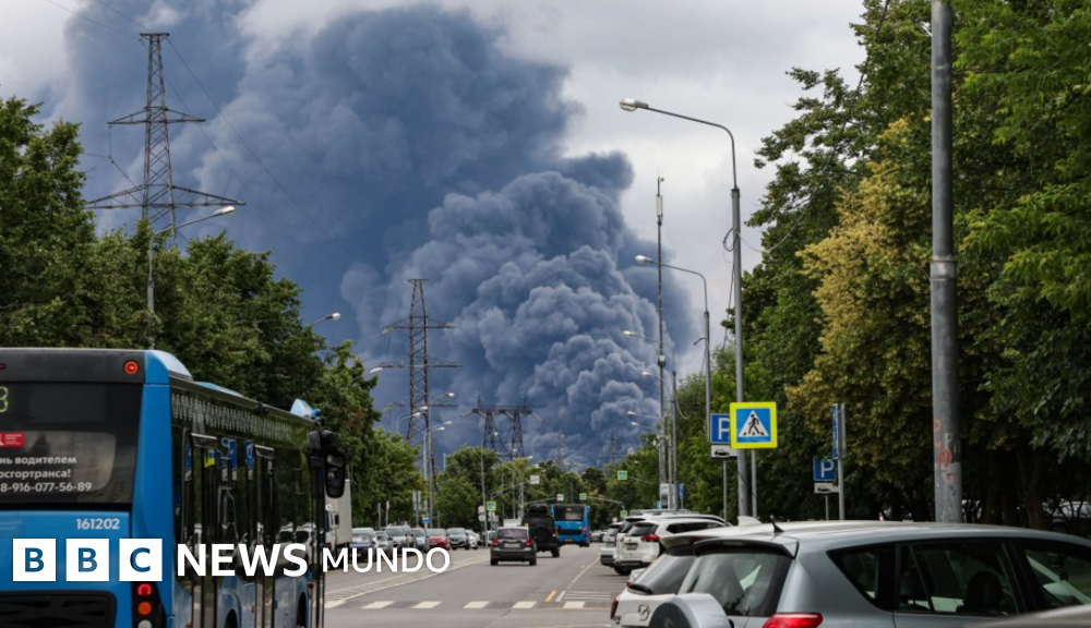 mayor ataque — Una densa columna de humo se eleva sobre una zona urbana en Moscú tras el ataque masivo con drones. Foto de: EPA