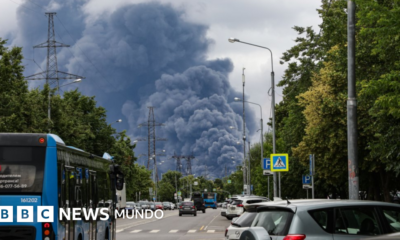 mayor ataque — Una densa columna de humo se eleva sobre una zona urbana en Moscú tras el ataque masivo con drones. Foto de: EPA