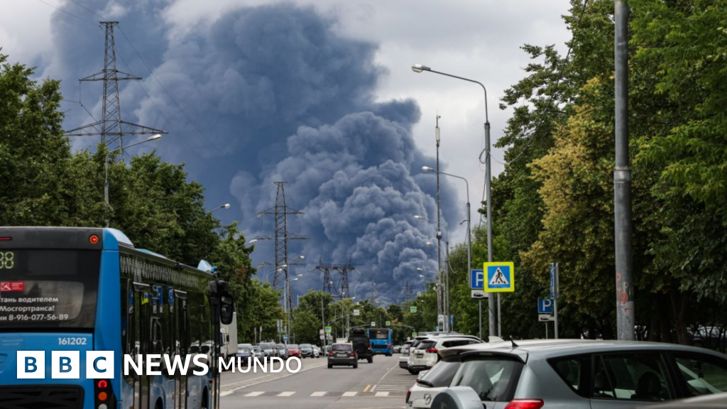 mayor ataque — Una densa columna de humo se eleva sobre una zona urbana en Moscú tras el ataque masivo con drones. Foto de: EPA