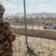UNAMA confirma muertes — Un soldado paquistaní vigila la frontera con Afganistán, zona donde se reportan ataques que han dejado víctimas civiles. Foto de: Abdul Basit/AFP