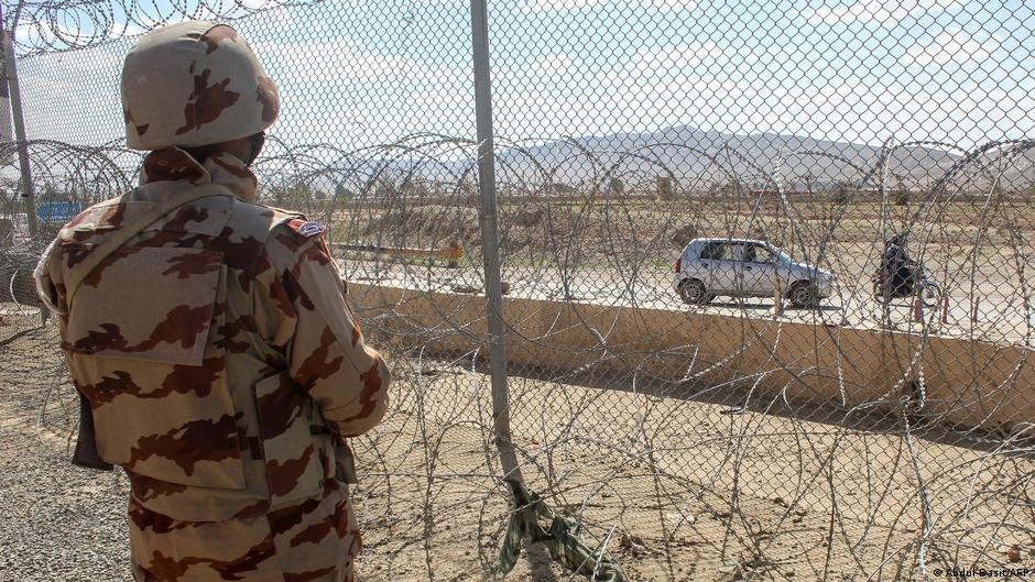 UNAMA confirma muertes — Un soldado paquistaní vigila la frontera con Afganistán, zona donde se reportan ataques que han dejado víctimas civiles. Foto de: Abdul Basit/AFP