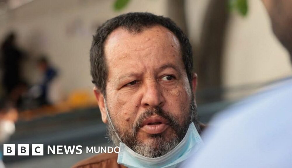 crisis humanitaria — Alí Rodríguez permanece en un hospital de La Guaira con la esperanza de encontrar a su hijo desaparecido tras el colapso de un edificio. Foto de: BBC Mundo