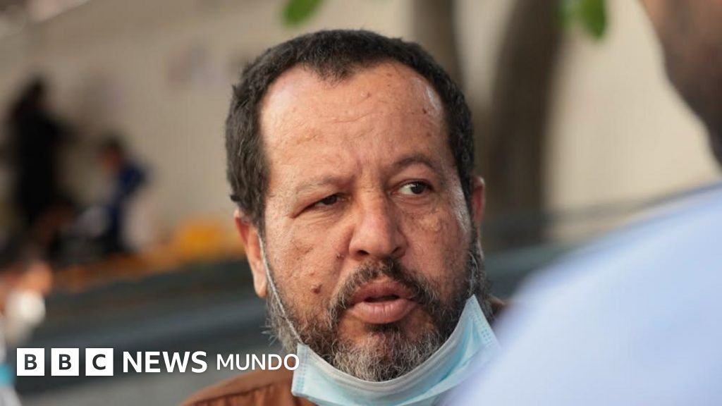 crisis humanitaria — Alí Rodríguez permanece en un hospital de La Guaira con la esperanza de encontrar a su hijo desaparecido tras el colapso de un edificio. Foto de: BBC Mundo