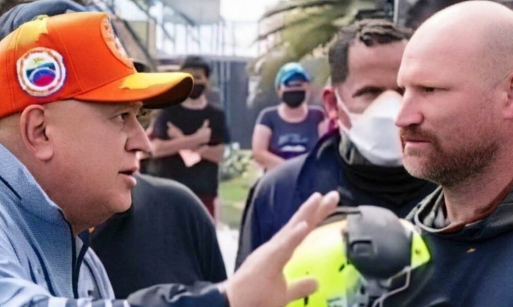 Diosdado Cabello y un rescatista estadounidense mantienen una conversación en una zona afectada por desastres naturales. Foto de: Collage Captura de redes sociales