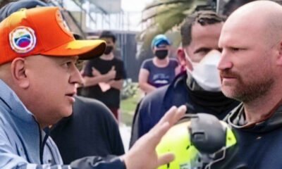 Diosdado Cabello y un rescatista estadounidense mantienen una conversación en una zona afectada por desastres naturales. Foto de: Collage Captura de redes sociales