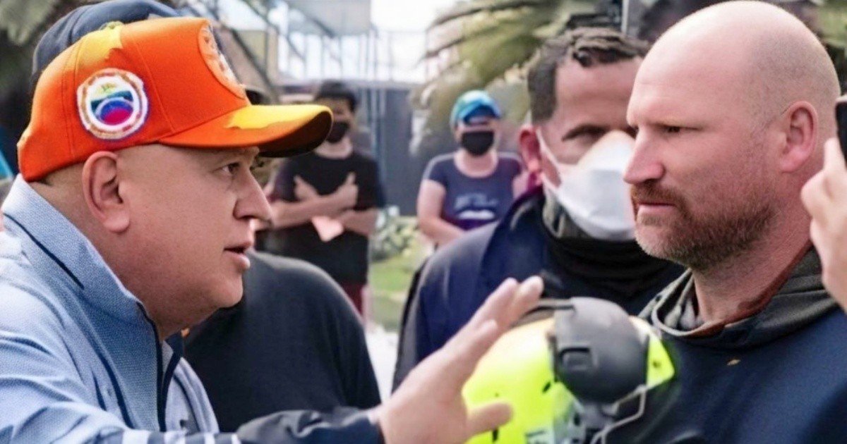 Diosdado Cabello y un rescatista estadounidense mantienen una conversación en una zona afectada por desastres naturales. Foto de: Collage Captura de redes sociales