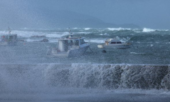 Wellington declara emergencia — Imagen de la cobertura sobre Nueva Zelanda evacúa a cientos de personas en su capital por olas de 11 metros. Foto de: Perú21