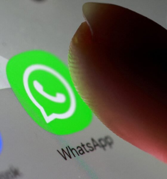 WhatsApp implementa — Un dedo selecciona el icono de la aplicación WhatsApp en un dispositivo móvil para revisar sus ajustes de privacidad. Foto de: Dado Ruvic/Reuters