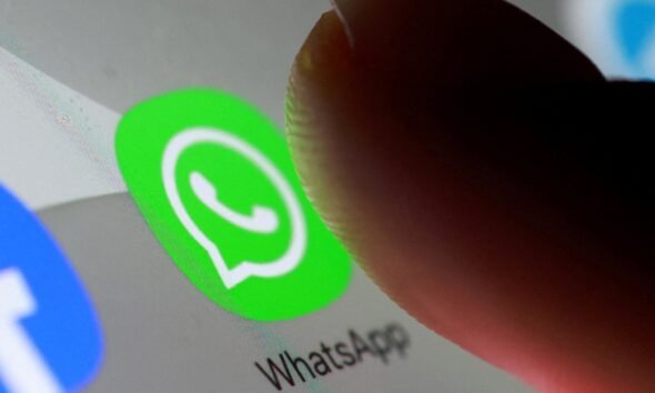 WhatsApp implementa — Un dedo selecciona el icono de la aplicación WhatsApp en un dispositivo móvil para revisar sus ajustes de privacidad. Foto de: Dado Ruvic/Reuters