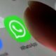 WhatsApp implementa — Un dedo selecciona el icono de la aplicación WhatsApp en un dispositivo móvil para revisar sus ajustes de privacidad. Foto de: Dado Ruvic/Reuters