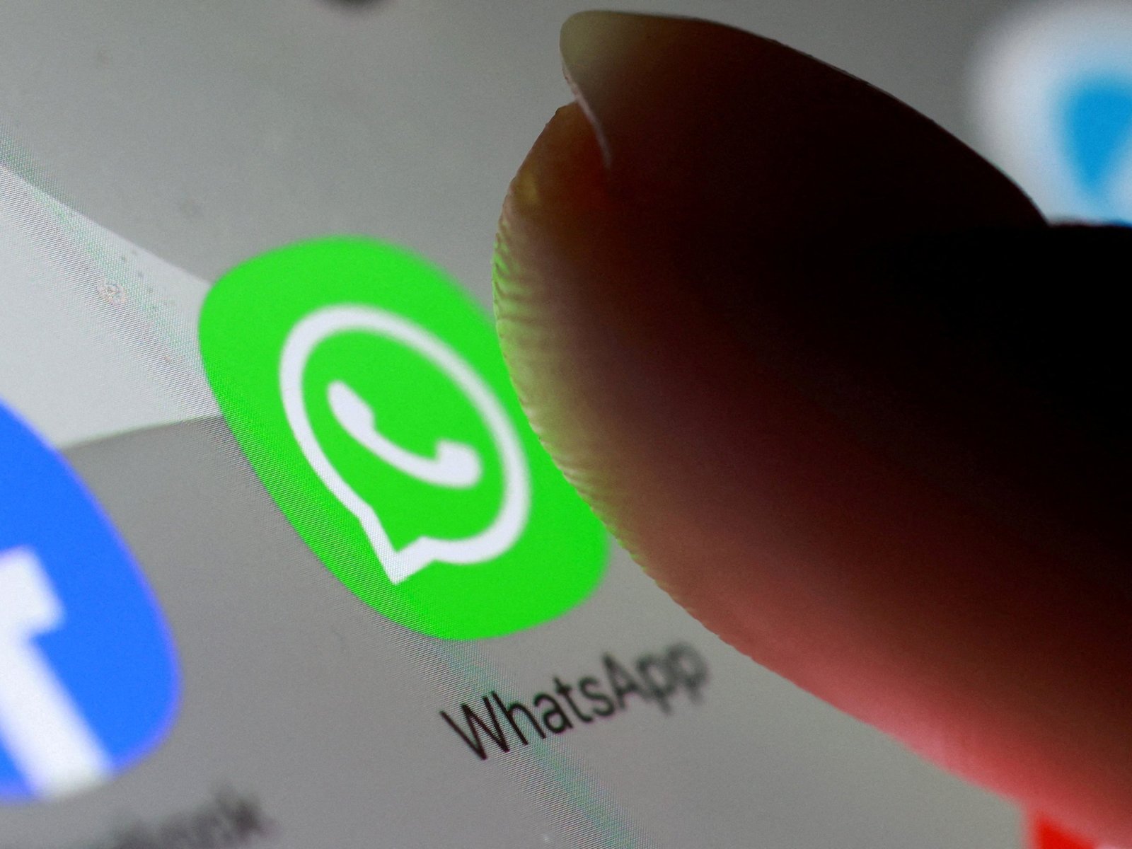 WhatsApp implementa — Un dedo selecciona el icono de la aplicación WhatsApp en un dispositivo móvil para revisar sus ajustes de privacidad. Foto de: Dado Ruvic/Reuters