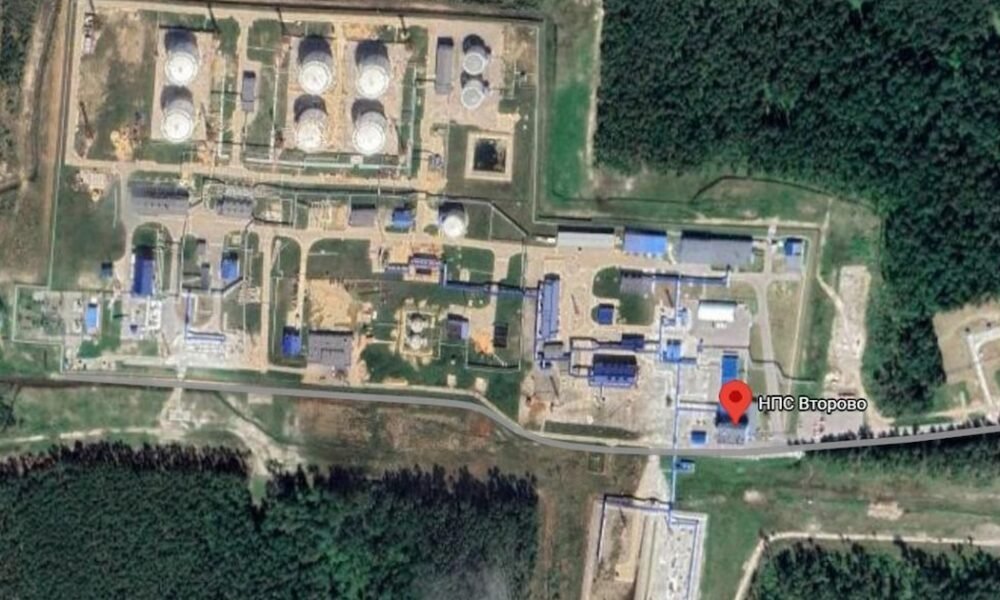 ataques nocturnos — Vista aérea de una instalación industrial en Rusia que forma parte del complejo de refinerías de petróleo atacadas por Ucrania. Foto de: news.google.com