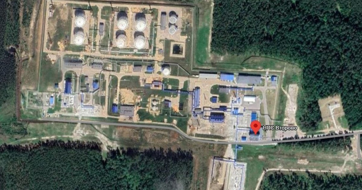ataques nocturnos — Vista aérea de una instalación industrial en Rusia que forma parte del complejo de refinerías de petróleo atacadas por Ucrania. Foto de: news.google.com