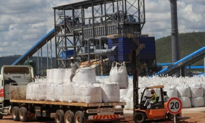 industria del litio — Trabajadores cargan concentrado de litio en la mina Prospect Lithium en Goromonzi, Zimbabue, para el mercado global. Foto de: Philimon Bulawayo/Reuters