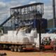 industria del litio — Trabajadores cargan concentrado de litio en la mina Prospect Lithium en Goromonzi, Zimbabue, para el mercado global. Foto de: Philimon Bulawayo/Reuters
