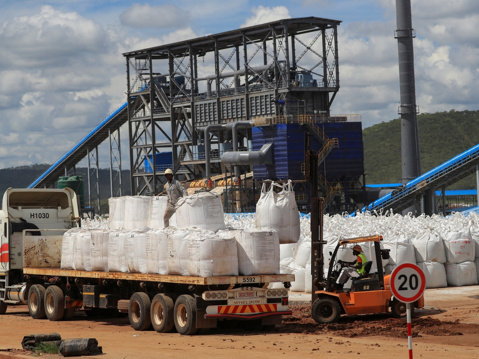 industria del litio — Trabajadores cargan concentrado de litio en la mina Prospect Lithium en Goromonzi, Zimbabue, para el mercado global. Foto de: Philimon Bulawayo/Reuters