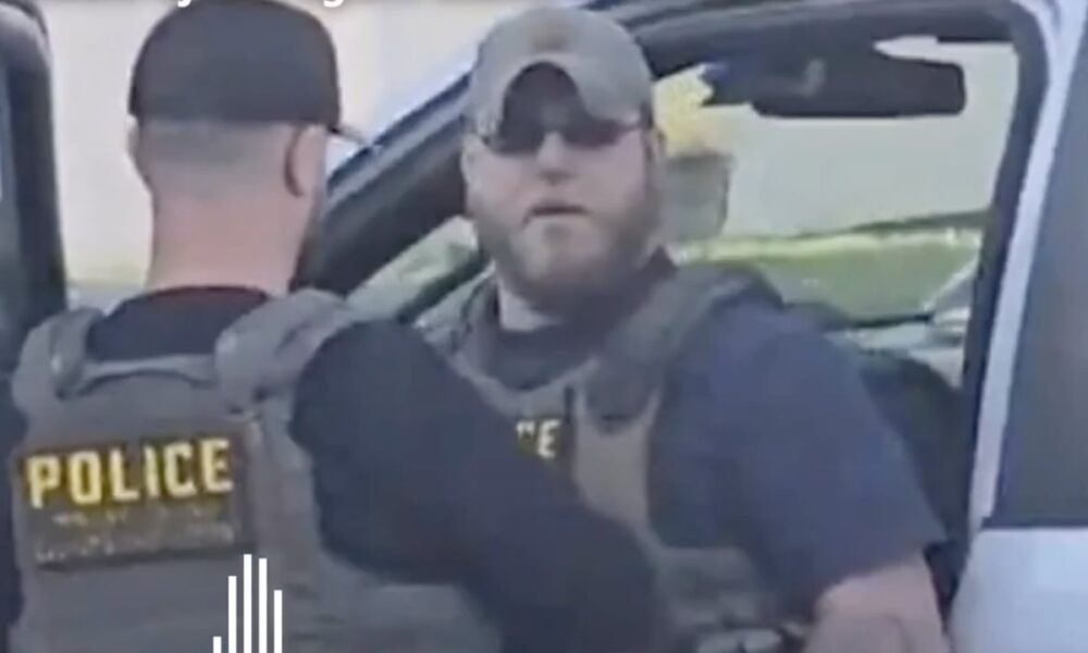 Agente ICE amenaza — Un agente del ICE interactúa con un individuo en el interior de un vehículo durante una detención. Foto de: Revista Semana