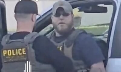 Agente ICE amenaza — Un agente del ICE interactúa con un individuo en el interior de un vehículo durante una detención. Foto de: Revista Semana