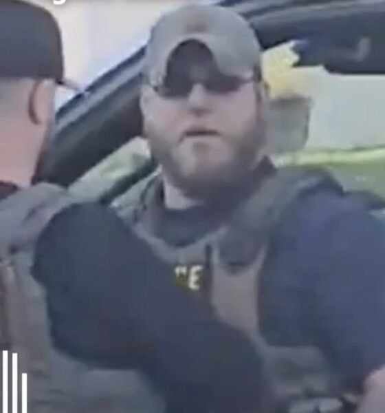 Agente ICE amenaza — Un agente del ICE interactúa con un individuo en el interior de un vehículo durante una detención. Foto de: Revista Semana