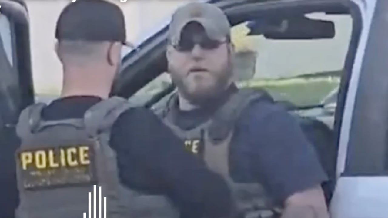 Agente ICE amenaza — Un agente del ICE interactúa con un individuo en el interior de un vehículo durante una detención. Foto de: Revista Semana