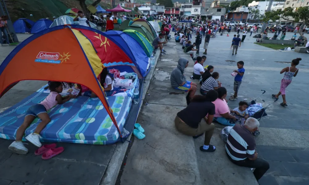ayuda humanitaria Maturín — Personas y familias se congregan en espacios públicos para recibir suministros básicos ante la crisis humanitaria. Foto de: El Estímulo
