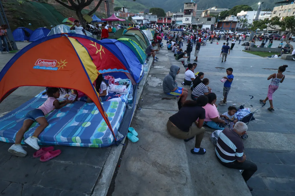 ayuda humanitaria Maturín — Personas y familias se congregan en espacios públicos para recibir suministros básicos ante la crisis humanitaria. Foto de: El Estímulo