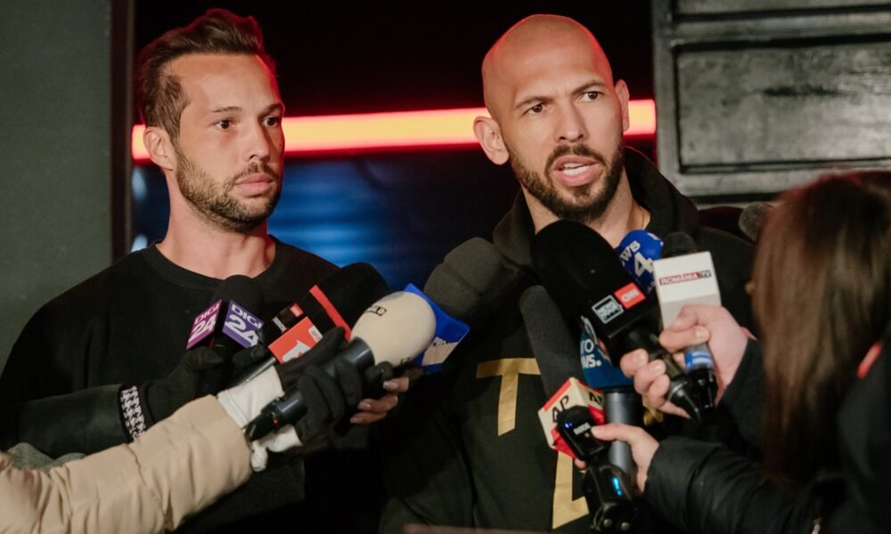 Andrew Tate y su hermano Tristan Tate hablan con la prensa en un contexto de nuevas acusaciones legales. Foto de: Andrei Pungovschi/Getty Images