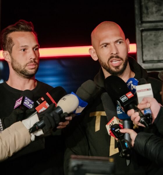 Andrew Tate y su hermano Tristan Tate hablan con la prensa en un contexto de nuevas acusaciones legales. Foto de: Andrei Pungovschi/Getty Images