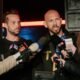 Andrew Tate y su hermano Tristan Tate hablan con la prensa en un contexto de nuevas acusaciones legales. Foto de: Andrei Pungovschi/Getty Images