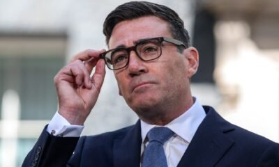 El nuevo primer ministro británico Andy Burnham es retratado tras asumir el cargo y anunciar cambios en las políticas de identidad digital. Foto de: Isabel Infantes/ Reuters