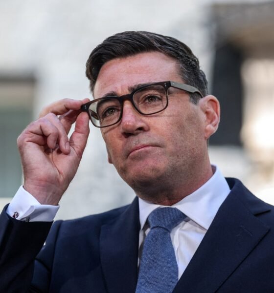 El nuevo primer ministro británico Andy Burnham es retratado tras asumir el cargo y anunciar cambios en las políticas de identidad digital. Foto de: Isabel Infantes/ Reuters