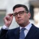 El nuevo primer ministro británico Andy Burnham es retratado tras asumir el cargo y anunciar cambios en las políticas de identidad digital. Foto de: Isabel Infantes/ Reuters