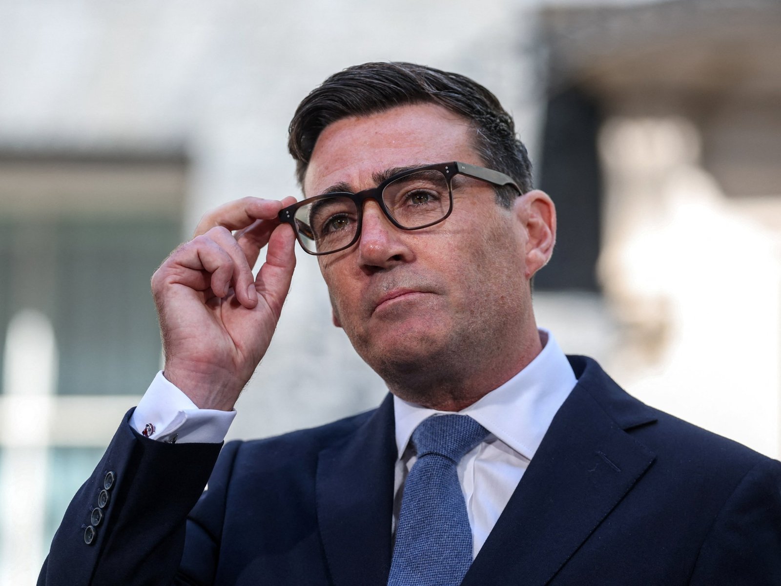 El nuevo primer ministro británico Andy Burnham es retratado tras asumir el cargo y anunciar cambios en las políticas de identidad digital. Foto de: Isabel Infantes/ Reuters
