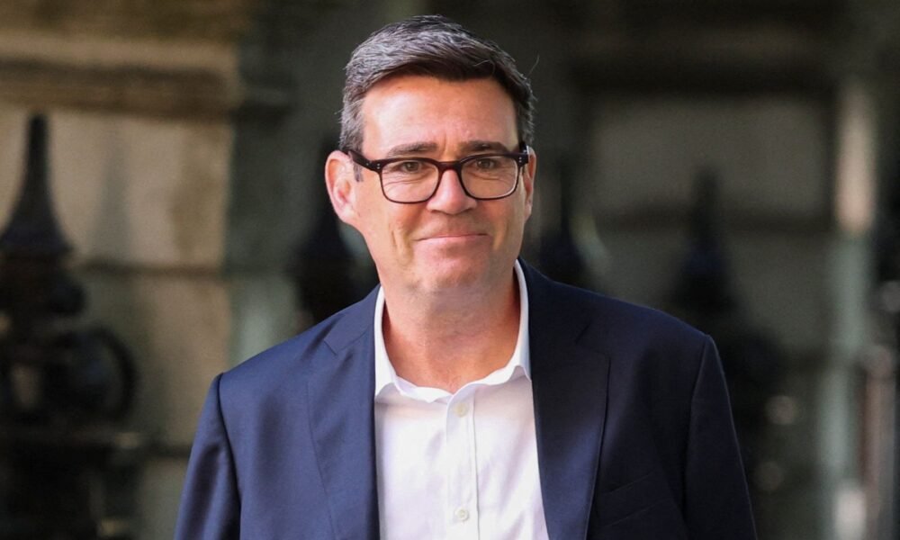 Reino Unido — El político británico Andy Burnham se prepara para una entrevista sobre sus planes de defensa y financiamiento. Foto de: Isabel Infantes/Reuters