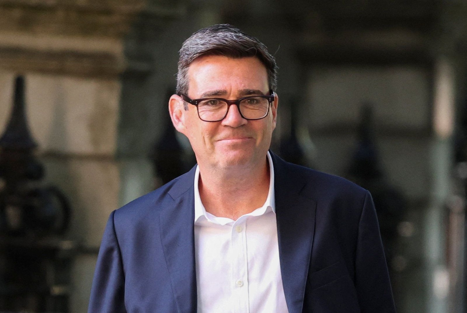 Reino Unido — El político británico Andy Burnham se prepara para una entrevista sobre sus planes de defensa y financiamiento. Foto de: Isabel Infantes/Reuters