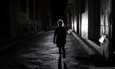 apagón Cuba eléctrico — Una mujer camina por una calle oscura en La Habana durante uno de los apagones que afectan a Cuba. Foto de: Joaquín Hernández