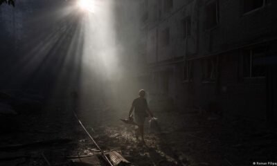 ataque misiles Kiev — Una persona camina junto a un edificio residencial dañado tras los ataques con misiles en Kiev. Foto de: Reman Pillipay