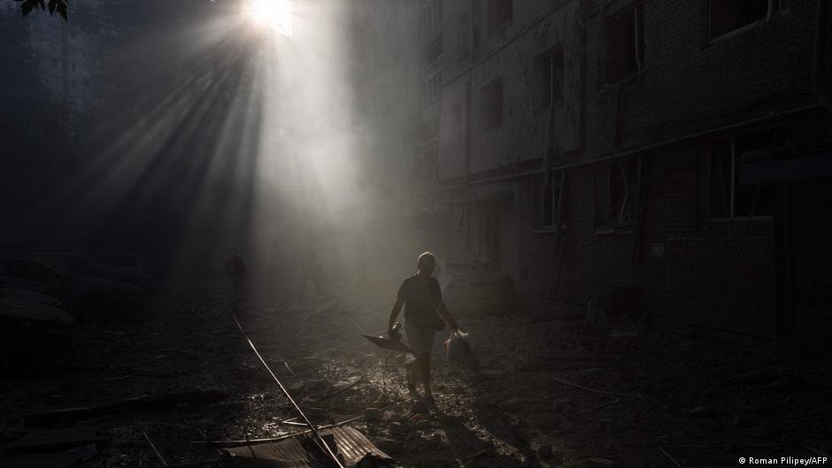 ataque misiles Kiev — Una persona camina junto a un edificio residencial dañado tras los ataques con misiles en Kiev. Foto de: Reman Pillipay