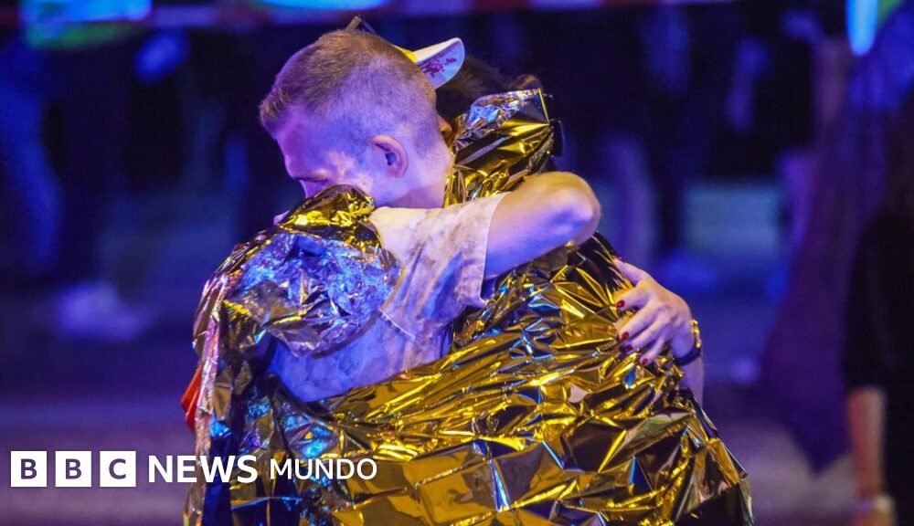 Atropello marcha orgullo — Dos personas se abrazan en el lugar de los hechos tras el atropello ocurrido durante la Marcha del Orgullo en Berlín. Foto de: EPA/Shutterstock