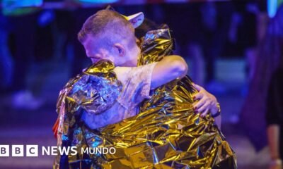 Atropello marcha orgullo — Dos personas se abrazan en el lugar de los hechos tras el atropello ocurrido durante la Marcha del Orgullo en Berlín. Foto de: EPA/Shutterstock