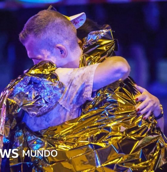 Atropello marcha orgullo — Dos personas se abrazan en el lugar de los hechos tras el atropello ocurrido durante la Marcha del Orgullo en Berlín. Foto de: EPA/Shutterstock