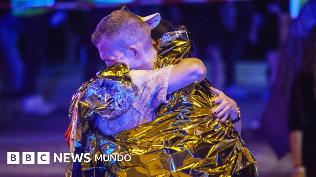 Atropello marcha orgullo — Dos personas se abrazan en el lugar de los hechos tras el atropello ocurrido durante la Marcha del Orgullo en Berlín. Foto de: EPA/Shutterstock