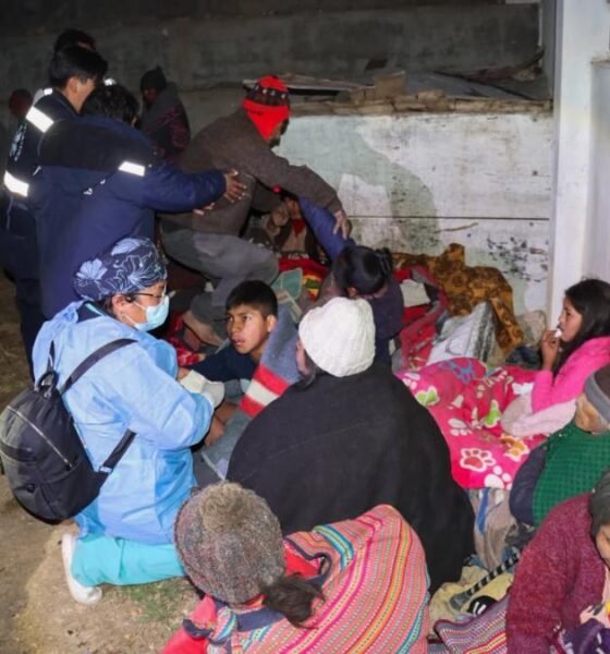 familias damnificadas — Damnificados por el sismo en Junín se refugian en un espacio improvisado mientras reciben asistencia tras los robos reportados. Foto de: Perú21