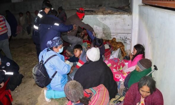 familias damnificadas — Damnificados por el sismo en Junín se refugian en un espacio improvisado mientras reciben asistencia tras los robos reportados. Foto de: Perú21