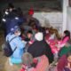 familias damnificadas — Damnificados por el sismo en Junín se refugian en un espacio improvisado mientras reciben asistencia tras los robos reportados. Foto de: Perú21