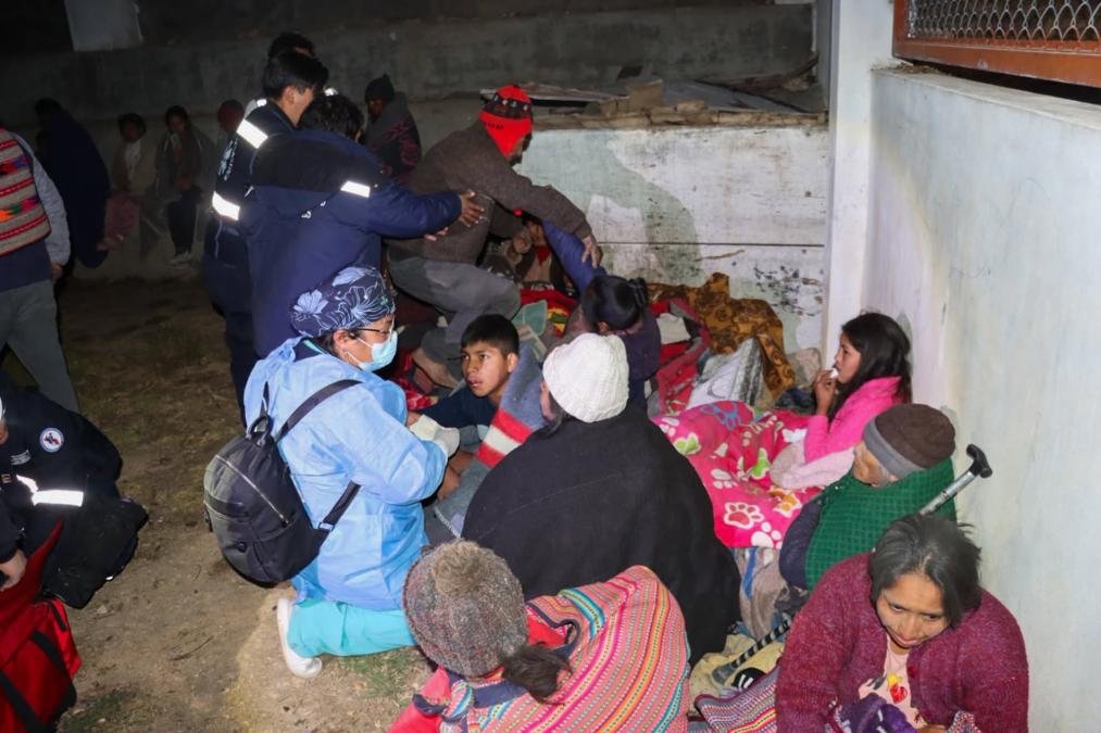 familias damnificadas — Damnificados por el sismo en Junín se refugian en un espacio improvisado mientras reciben asistencia tras los robos reportados. Foto de: Perú21