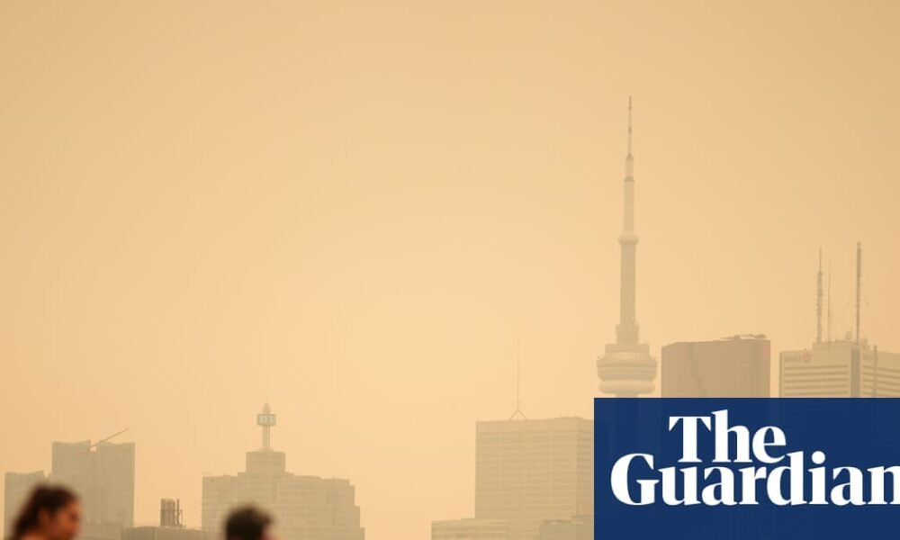 incendios estadounidenses afectando — El horizonte de Toronto se ve cubierto por una densa capa de humo debido a los incendios forestales en Estados Unidos. Foto de: The Guardian