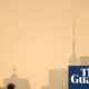 incendios estadounidenses afectando — El horizonte de Toronto se ve cubierto por una densa capa de humo debido a los incendios forestales en Estados Unidos. Foto de: The Guardian